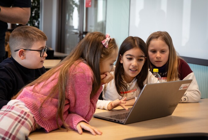 In ganz Europa fanden im Rahmen von Meet and Code insgesamt 1.000 kostenlose Workshops und Schulungen statt, durch die 580 gemeinnützige Organisationen und 32.000 Kinder und Jugendliche erreicht werden konnten.