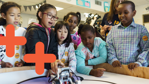 Des filles et garçons s'exclament devant une petite voiture robotisée