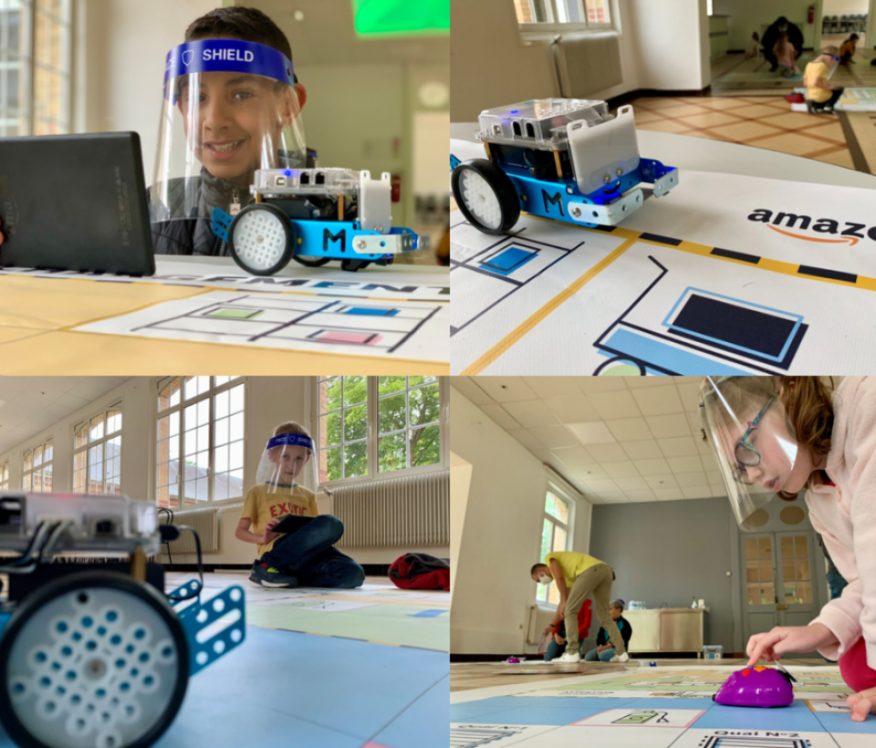 Des enfants se familiarisent avec des robots Makeblock lors d'un atelier interactif.