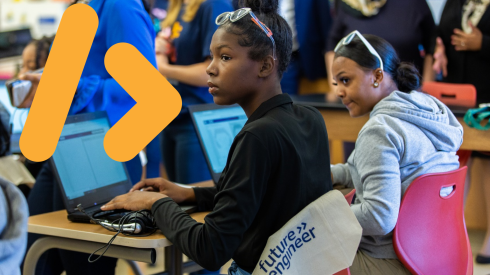 Deux lycéennes prennent des notes sur leur ordinateur. Un symbole de code jaune encadre la photo.