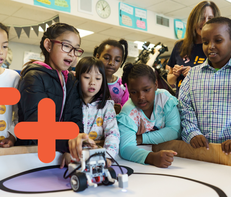 Des filles et garçons s'exclament devant une petite voiture robotisée